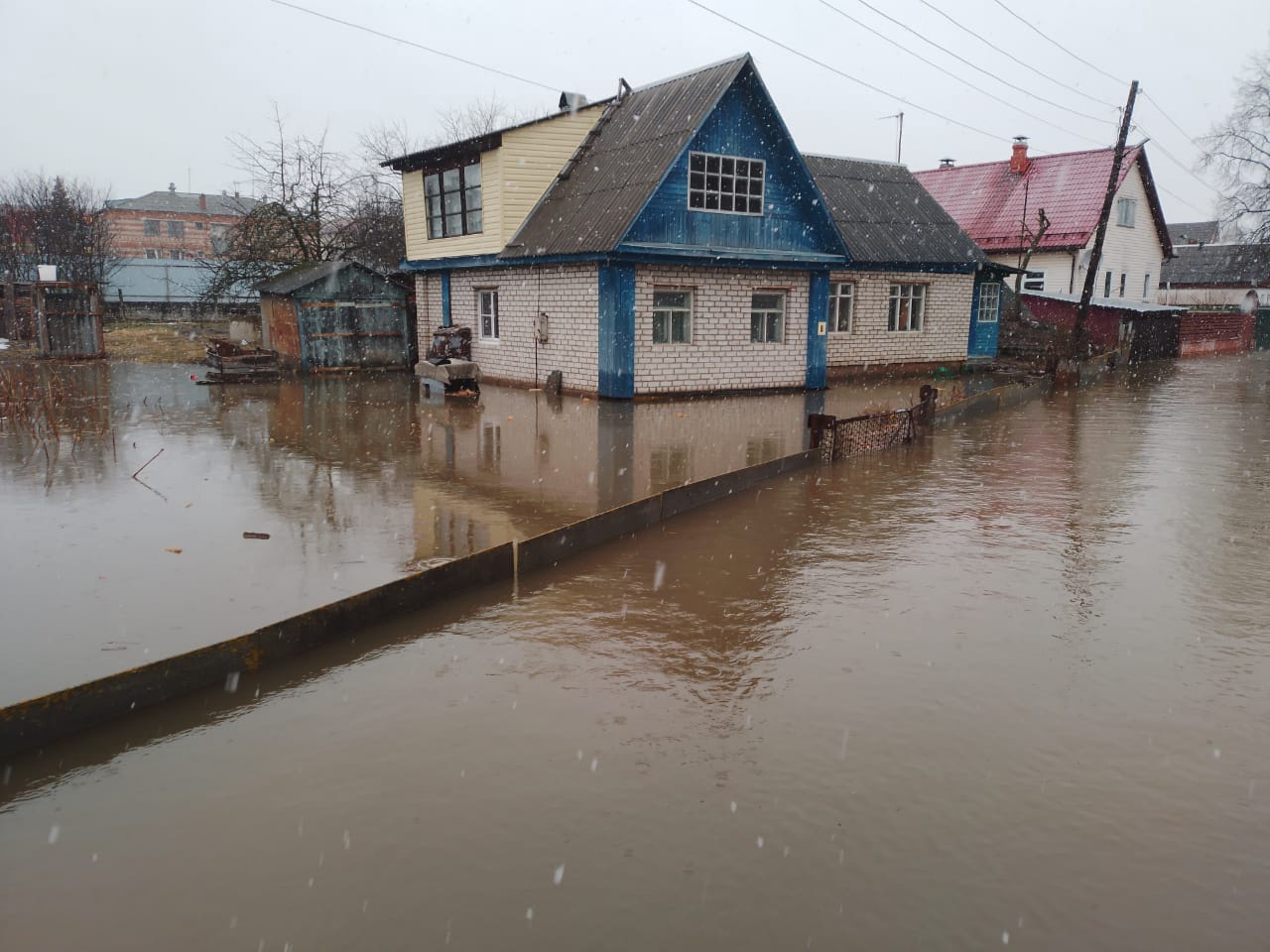 Затапливает города фото. Смоленск затопление. Наводнение дома. Паводок. Потоп в Гагарине.