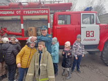 работники пожарной части №83 противопожарной службы СОГБУ"Пожарно-спасательный центр" провели "Урок безопасности" с учениками МБОУ «СШ №4» г.Десногорска Смоленской области - фото - 1