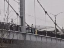 спрыгнувшая с моста женщина спасена аварийно-спасательным отрядом профессиональной аварийно-спасательной службы и передана медикам с признаками переохлаждения - фото - 1