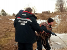 29 марта, в соответствии с поступившей заявкой, силами поисково-спасательного отряда города Гагарин профессиональной аварийно-спасательной службы СОГБУ «Пожарно-спасательный центр» из водоема извлечено тело ранее утонувшего мужчины - фото - 1